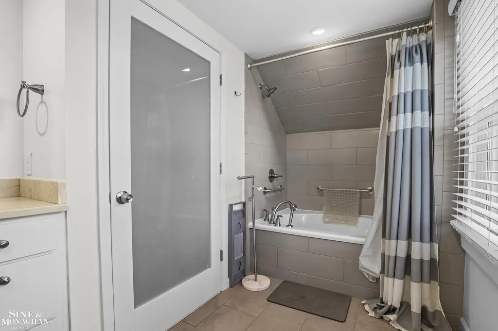 20631 Wedgewood Drive Grosse Pointe Woods City MI 48236