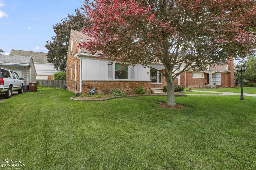 20631 Wedgewood Drive Grosse Pointe Woods City MI 48236
