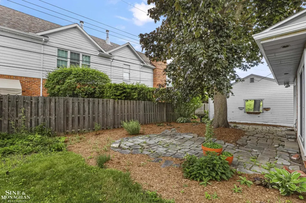 20631 Wedgewood Drive Grosse Pointe Woods City MI 48236
