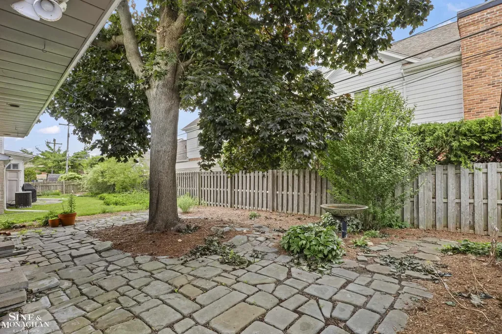 20631 Wedgewood Drive Grosse Pointe Woods City MI 48236