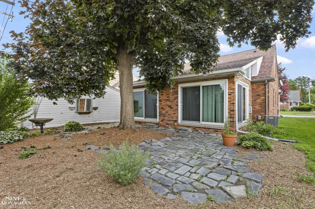 20631 Wedgewood Drive Grosse Pointe Woods City MI 48236