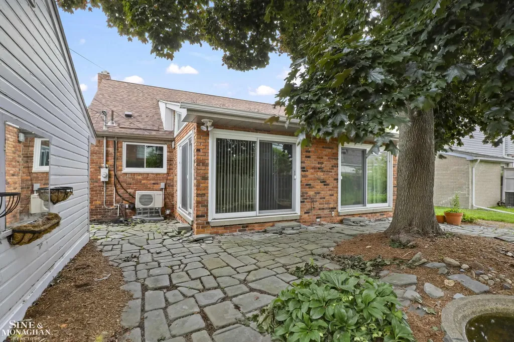 20631 Wedgewood Drive Grosse Pointe Woods City MI 48236
