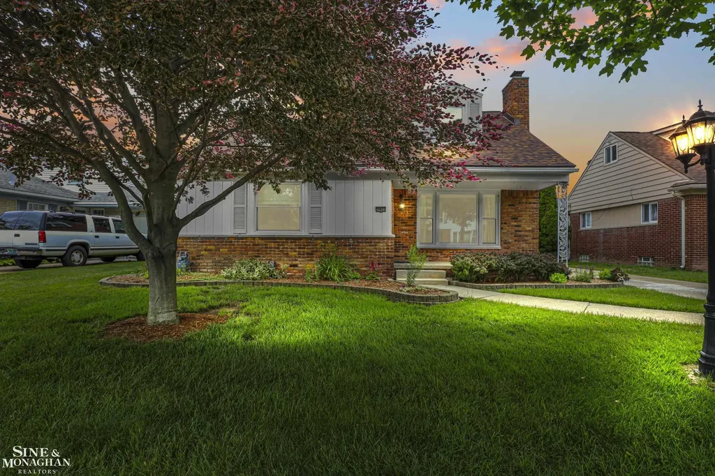 20631 Wedgewood Drive Grosse Pointe Woods City MI 48236