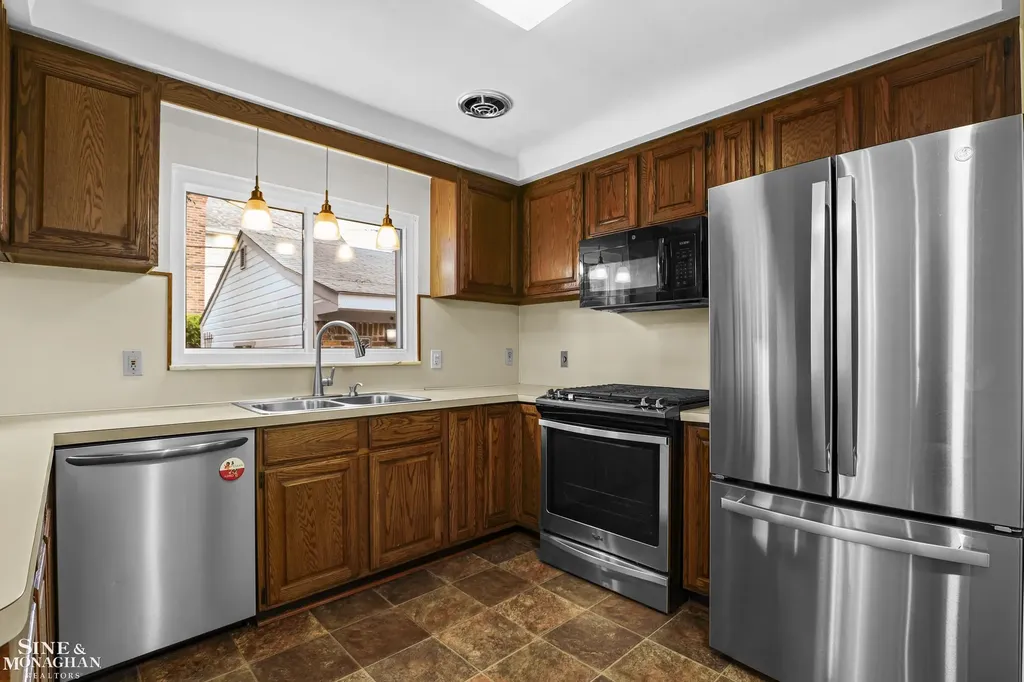20631 Wedgewood Drive Grosse Pointe Woods City MI 48236