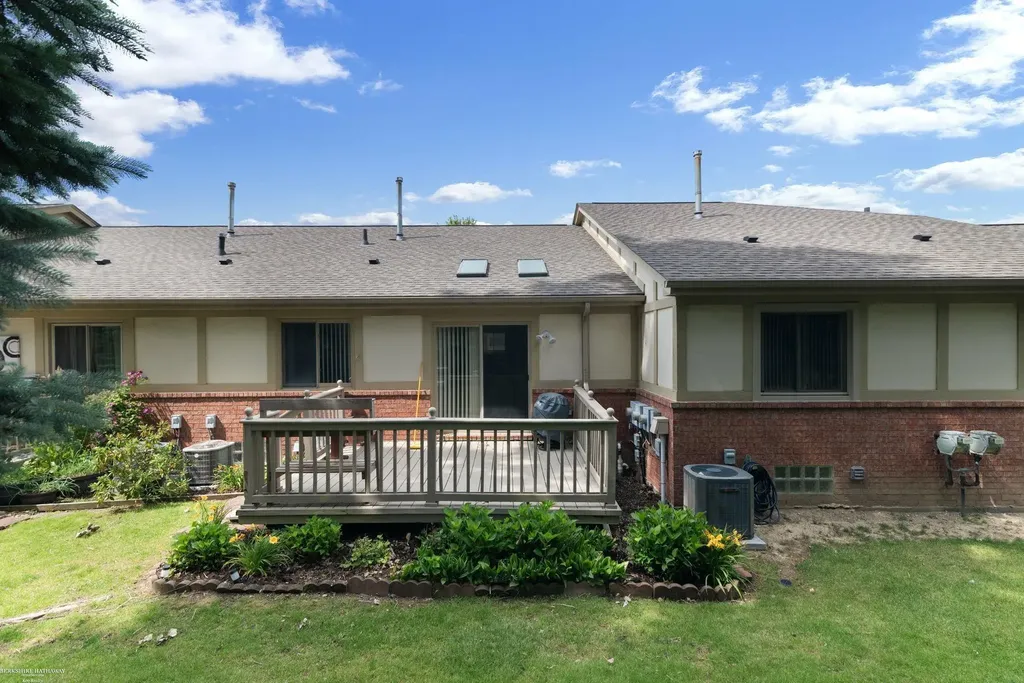 18600 Valleybrook Lane Clinton Charter Township MI 48038