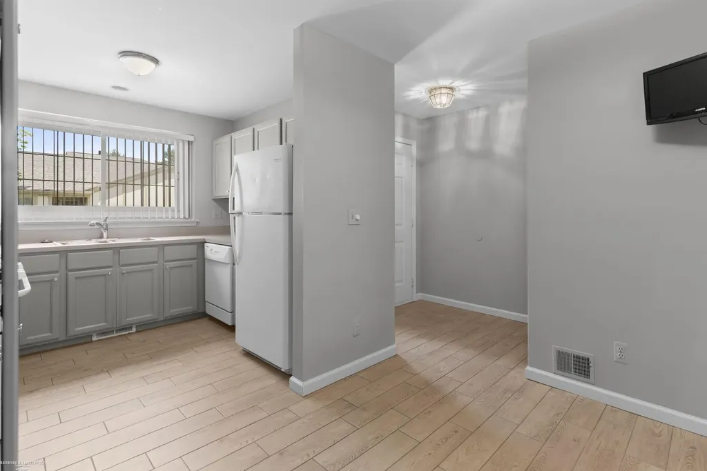 18600 Valleybrook Lane Clinton Charter Township MI 48038