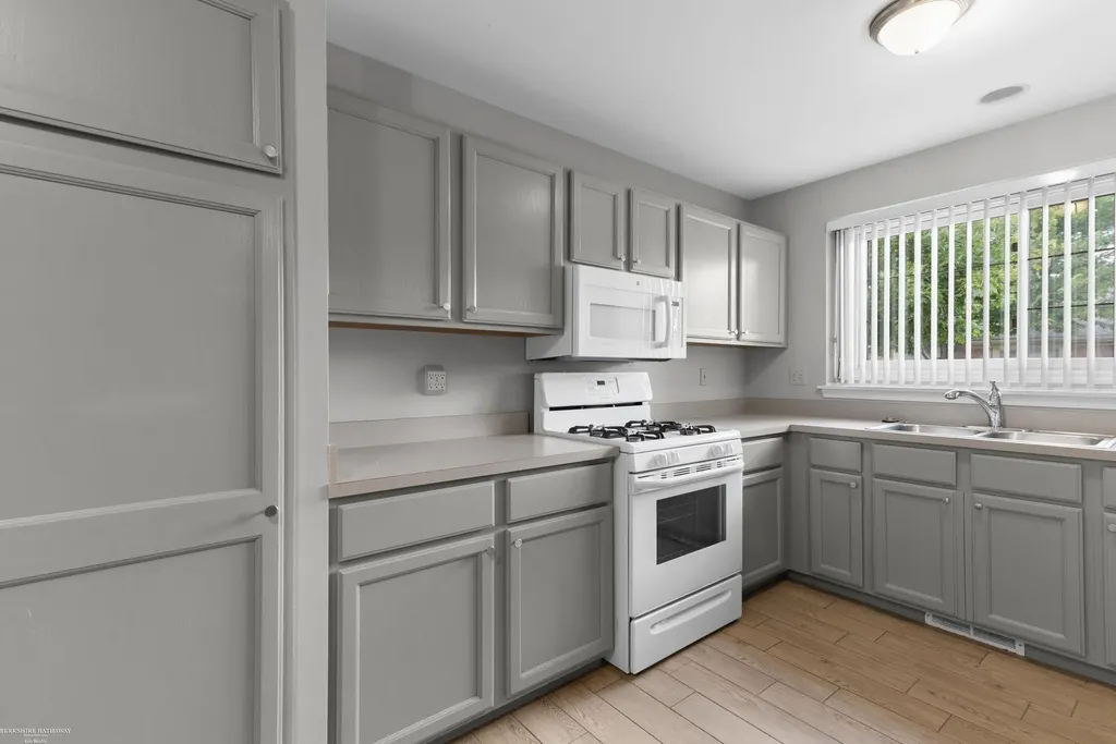 18600 Valleybrook Lane Clinton Charter Township MI 48038