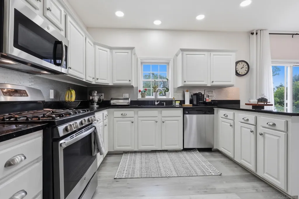 45622 Lone Pine Lane Macomb Township MI 48044
