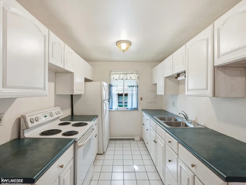 21382 Beaconsfield Street St. Clair Shores City MI 48080