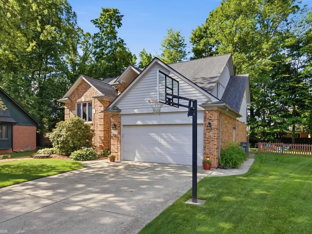 18036 N Lauren Drive Clinton Charter Township MI 48038