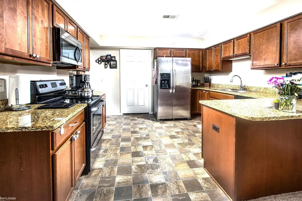 14225 Shadywood Drive Sterling Heights City MI 48312