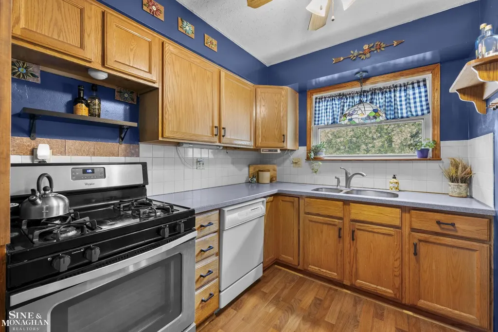 3914 Edgeland Avenue Royal Oak City MI 48073