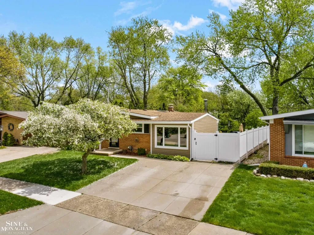3914 Edgeland Avenue Royal Oak City MI 48073