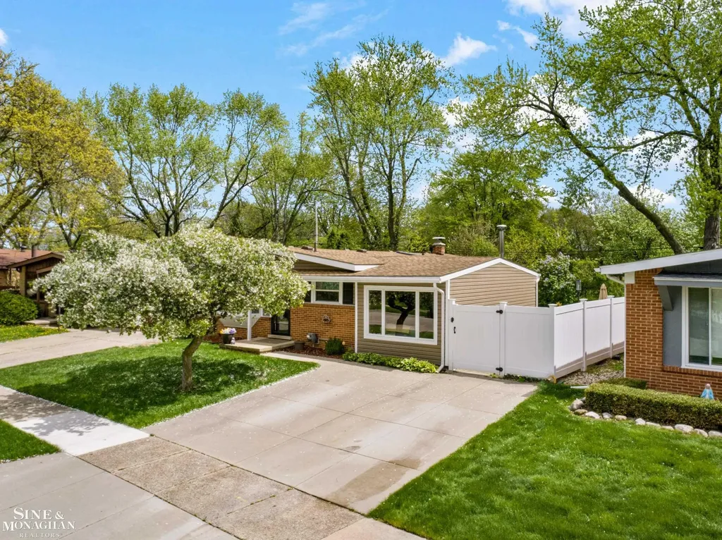 3914 Edgeland Avenue Royal Oak City MI 48073