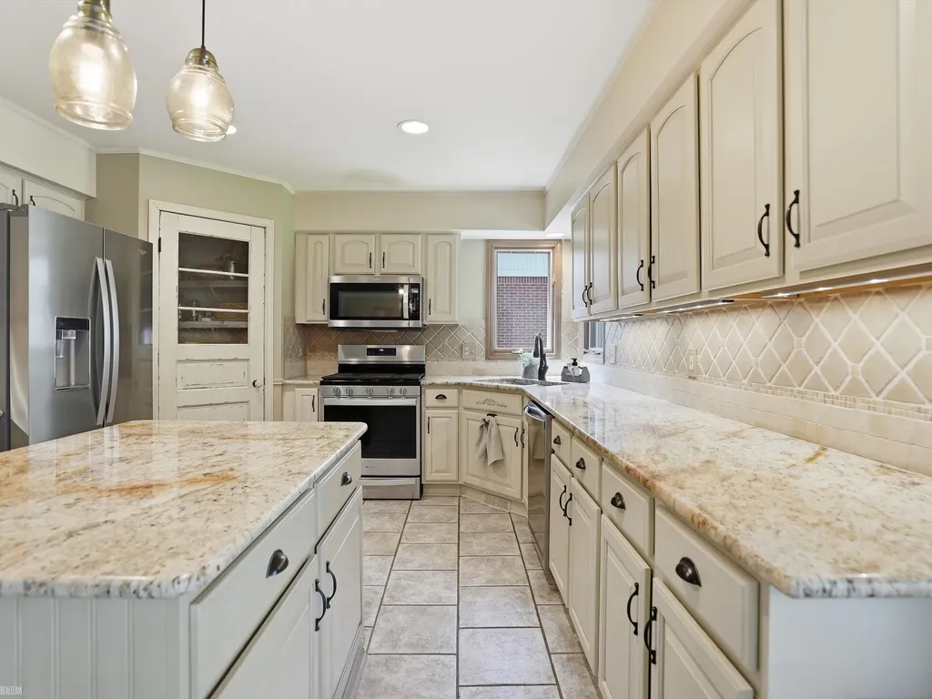 42199 Kyle Drive Clinton Charter Township MI 48038