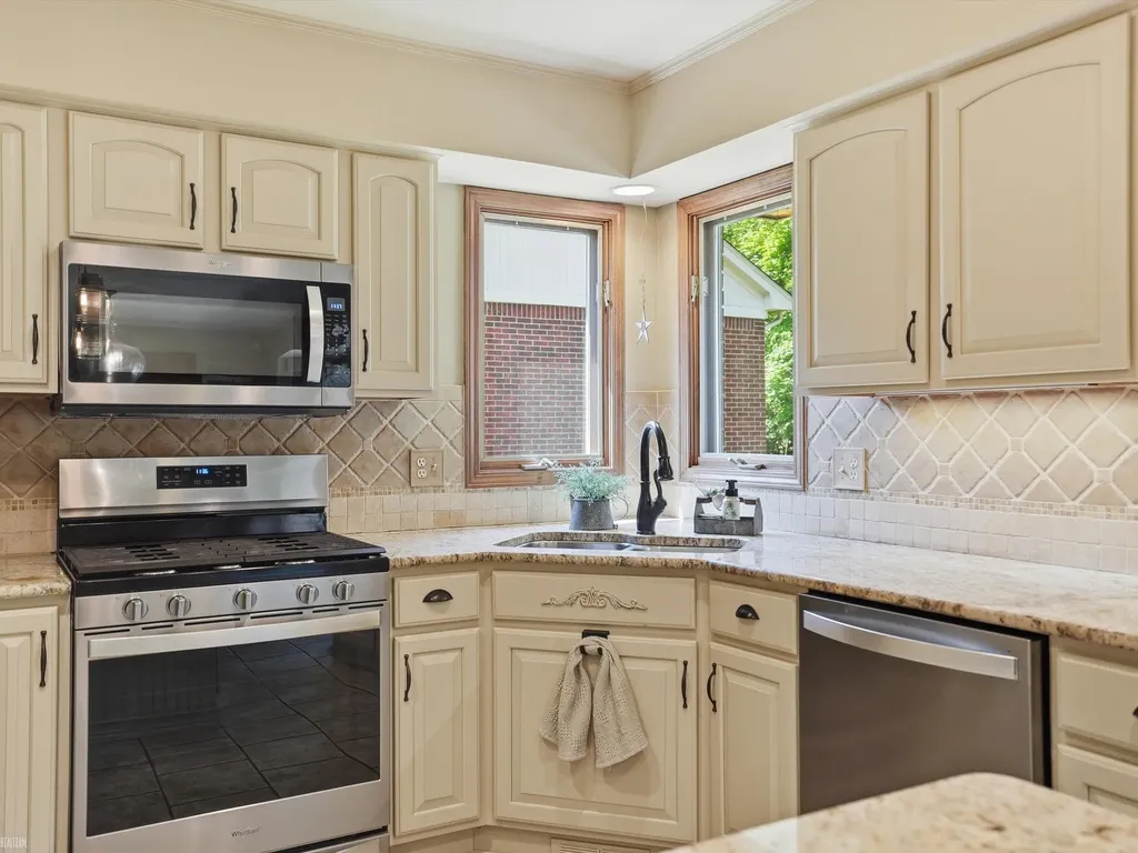 42199 Kyle Drive Clinton Charter Township MI 48038