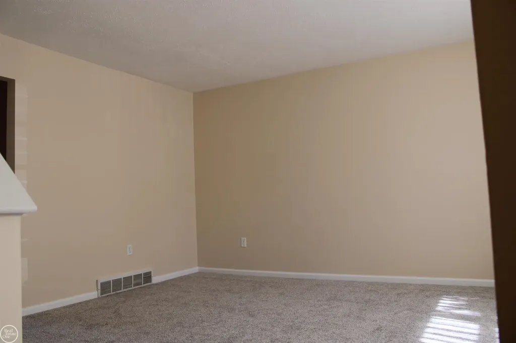 45731 Kensington Street Utica City MI 48317