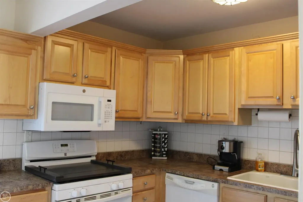 45731 Kensington Street Utica City MI 48317