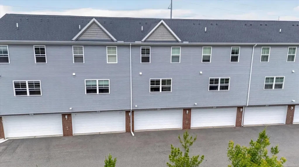 3981 Trailway Commons Circle Auburn Hills City MI 48326