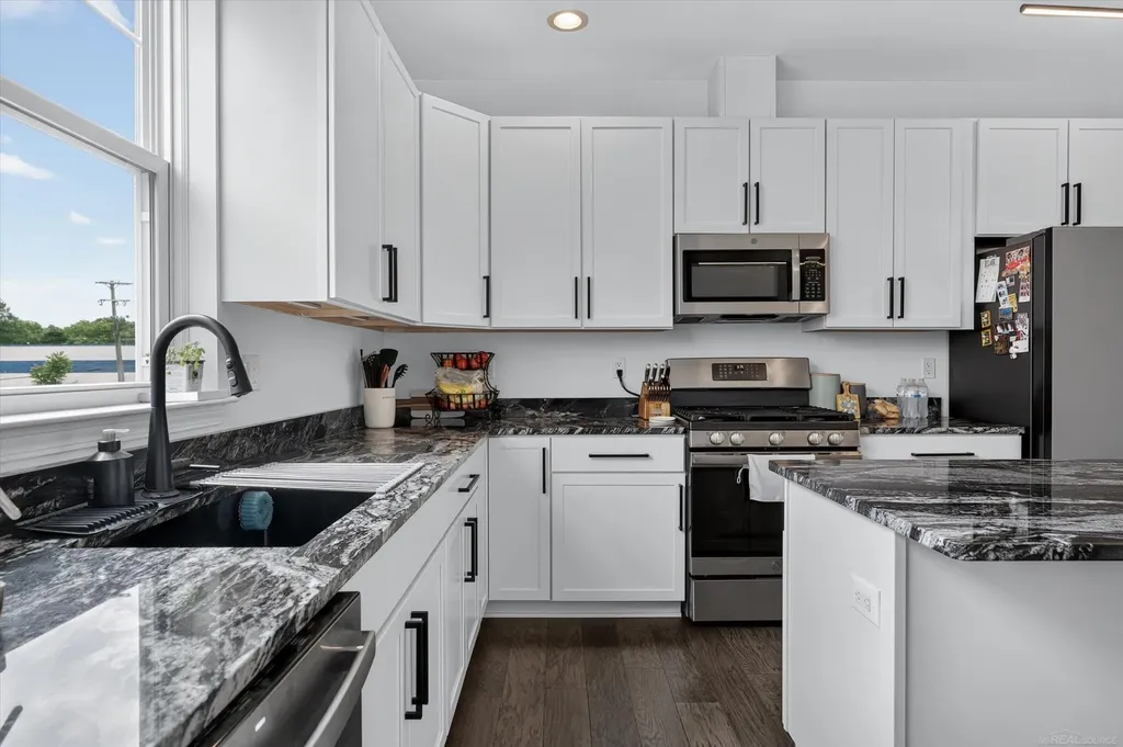 3981 Trailway Commons Circle Auburn Hills City MI 48326