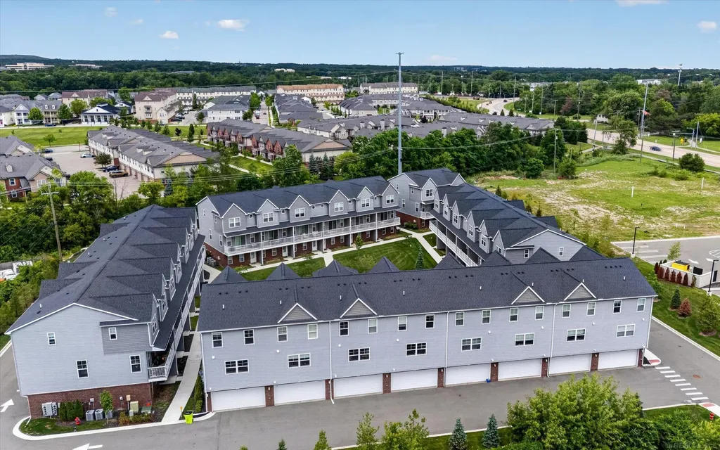 3981 Trailway Commons Circle Auburn Hills City MI 48326