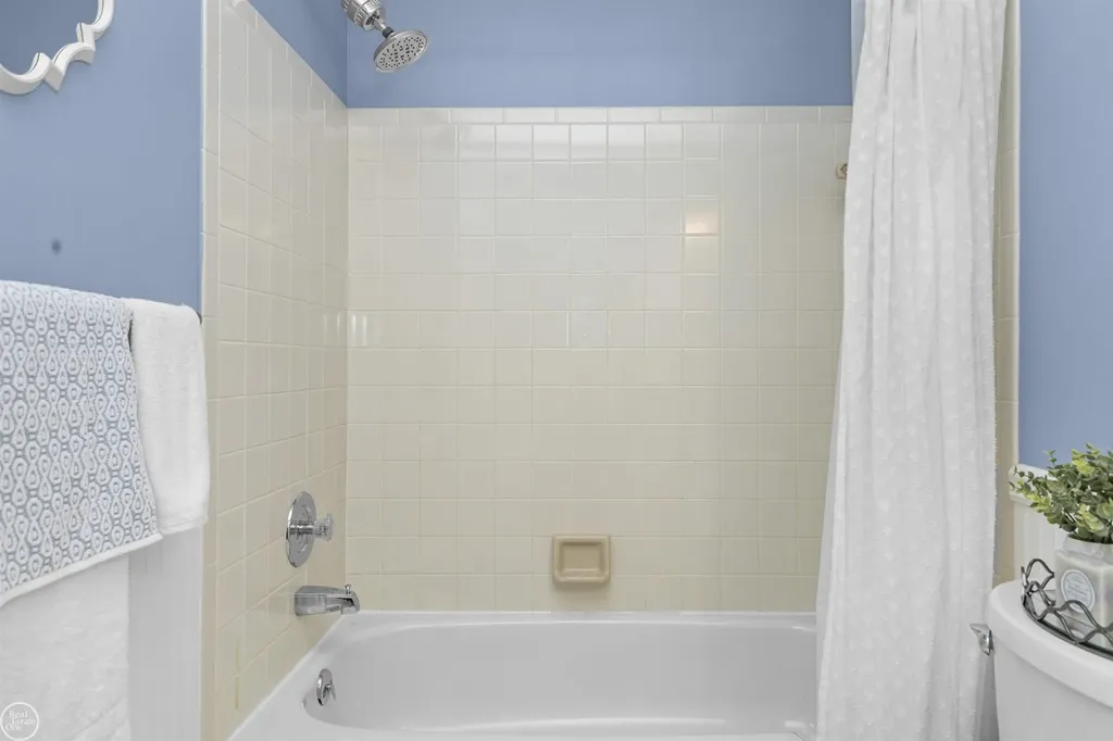 57271 Silver Maple Drive Washington Township MI 48094