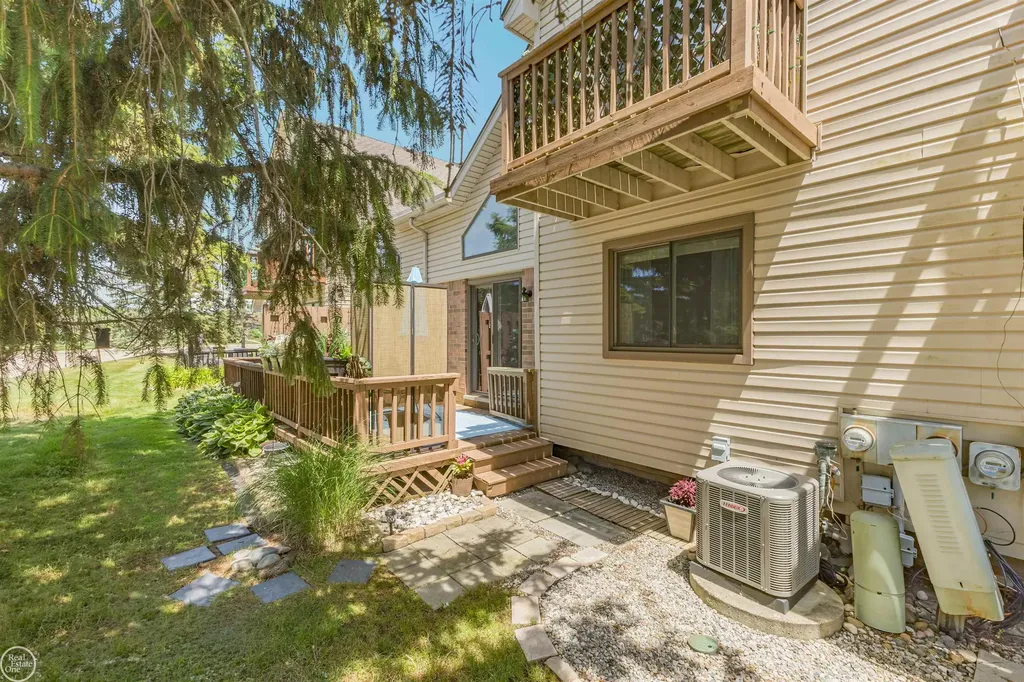 57271 Silver Maple Drive Washington Township MI 48094
