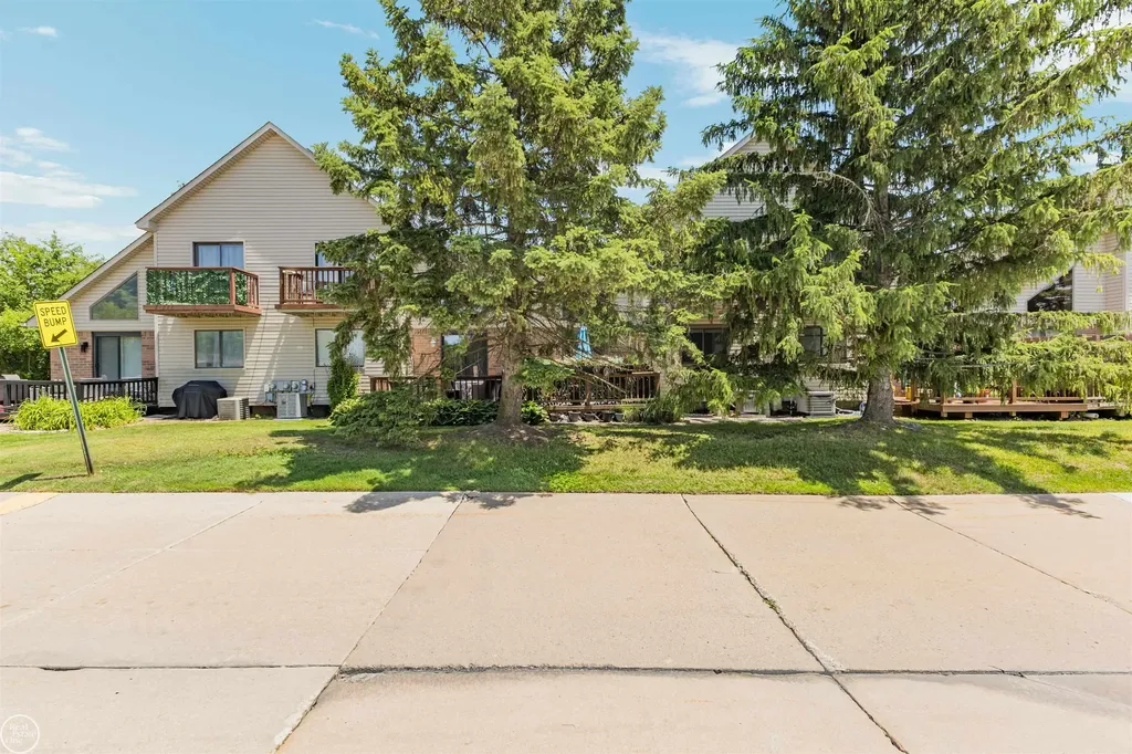 57271 Silver Maple Drive Washington Township MI 48094