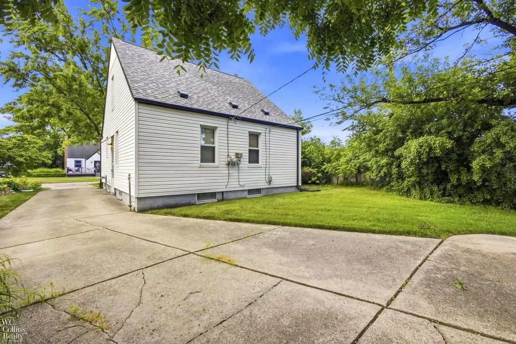 2446 Harvard Road Berkley City MI 48072