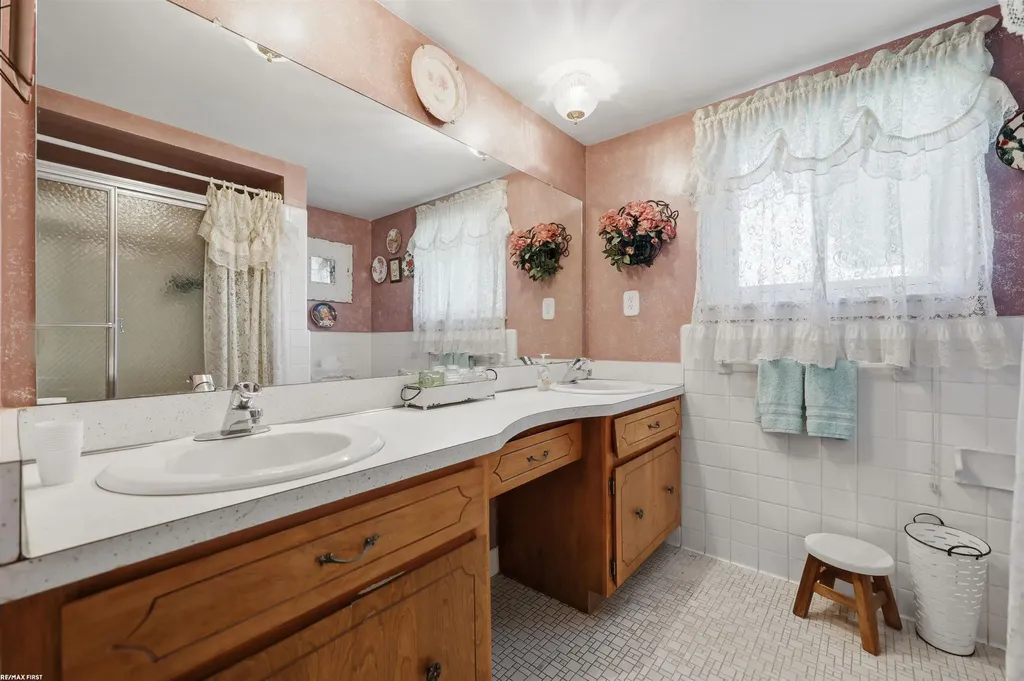 53375 Mark Drive Shelby Charter Township MI 48316