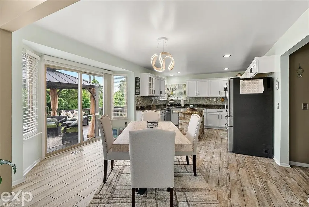 47645 Burlingame Drive Chesterfield Township MI 48047