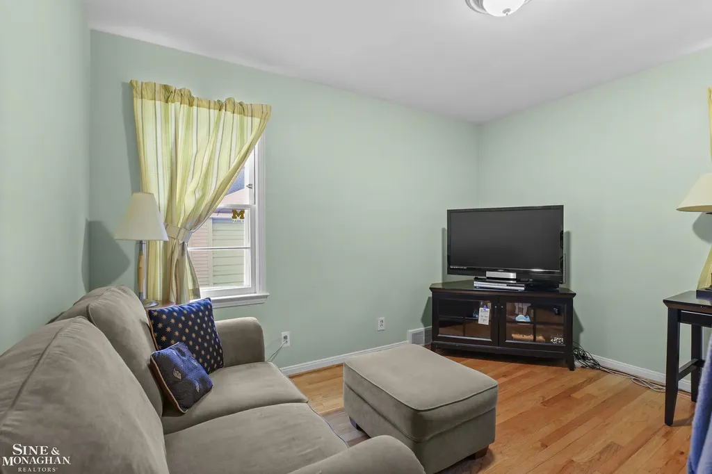 1024 Somerset Avenue Grosse Pointe Park City MI 48230