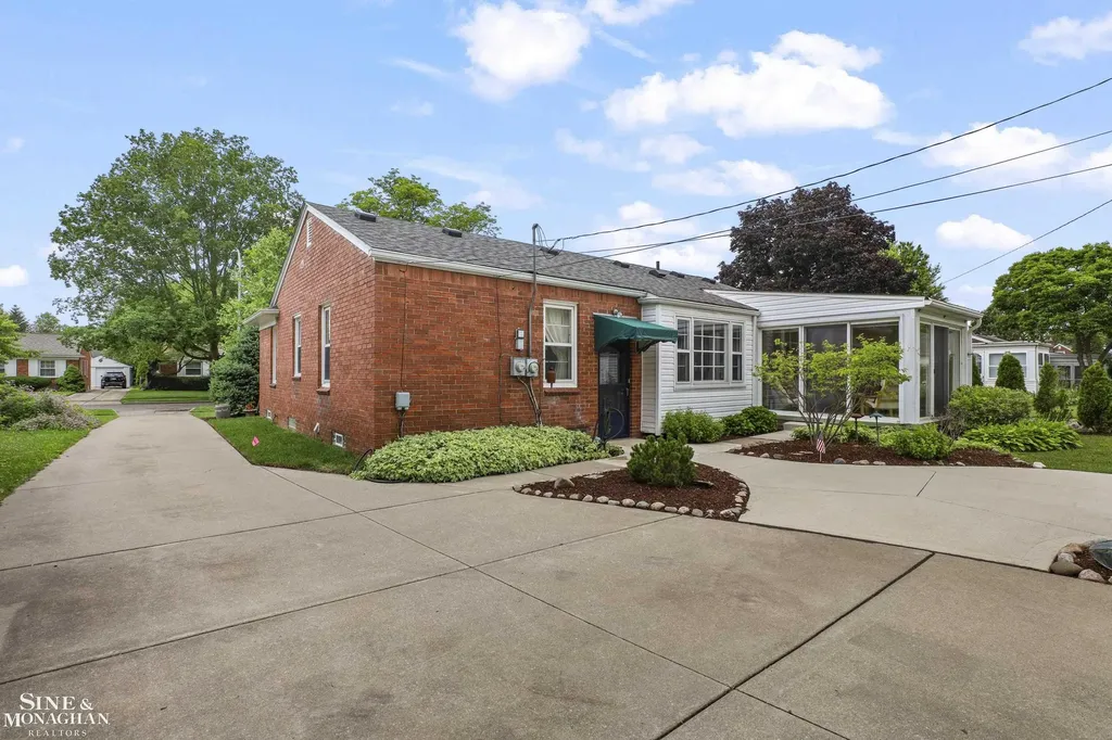 1024 Somerset Avenue Grosse Pointe Park City MI 48230