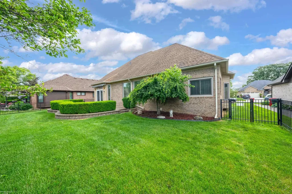 51251 Westwood Drive Macomb Township MI 48042
