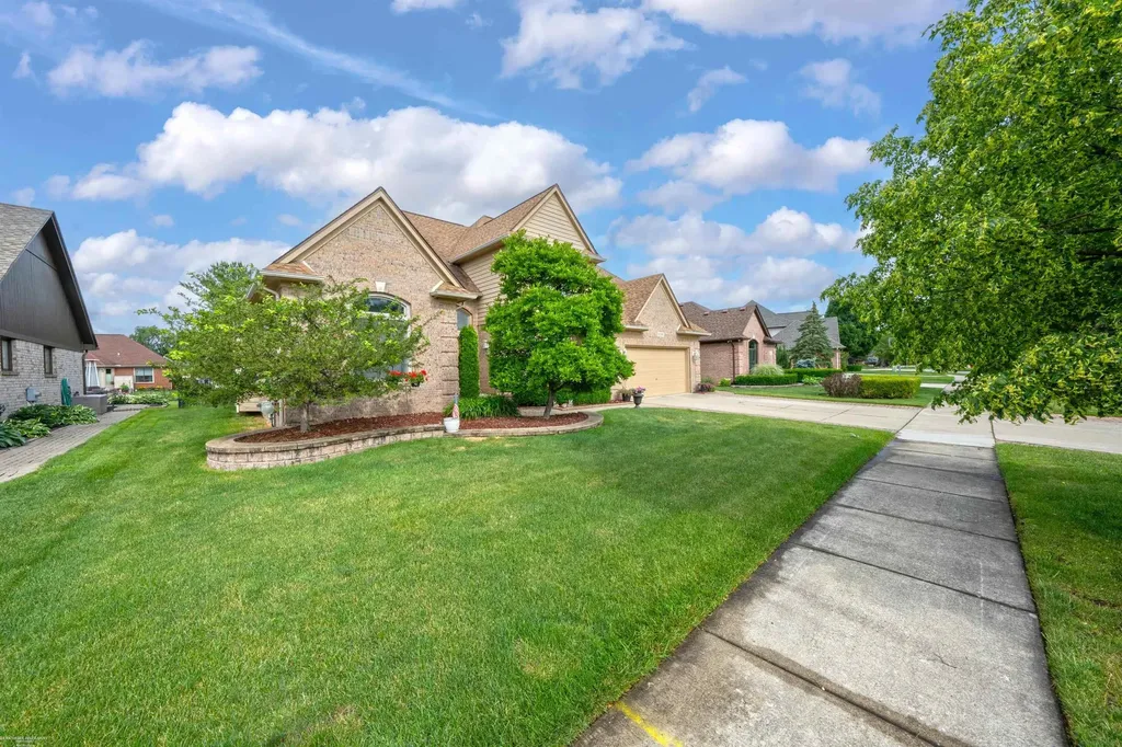 51251 Westwood Drive Macomb Township MI 48042