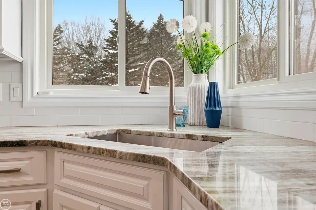 6024 Harbor Court Washington Township MI 48094