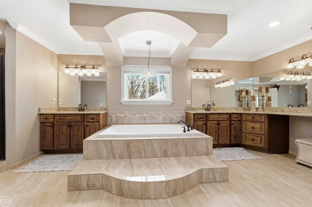 6024 Harbor Court Washington Township MI 48094
