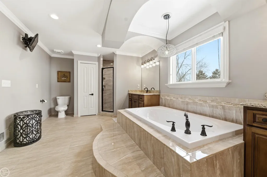 6024 Harbor Court Washington Township MI 48094