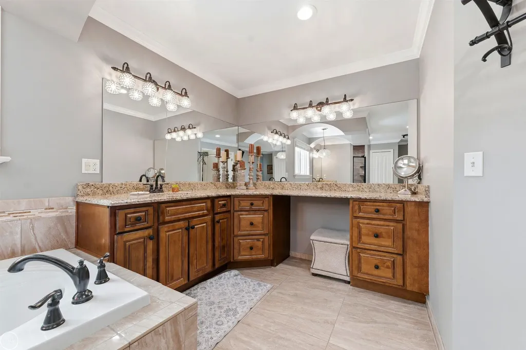 6024 Harbor Court Washington Township MI 48094