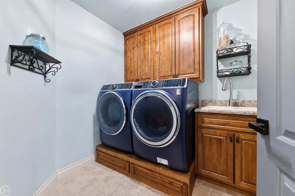 6024 Harbor Court Washington Township MI 48094