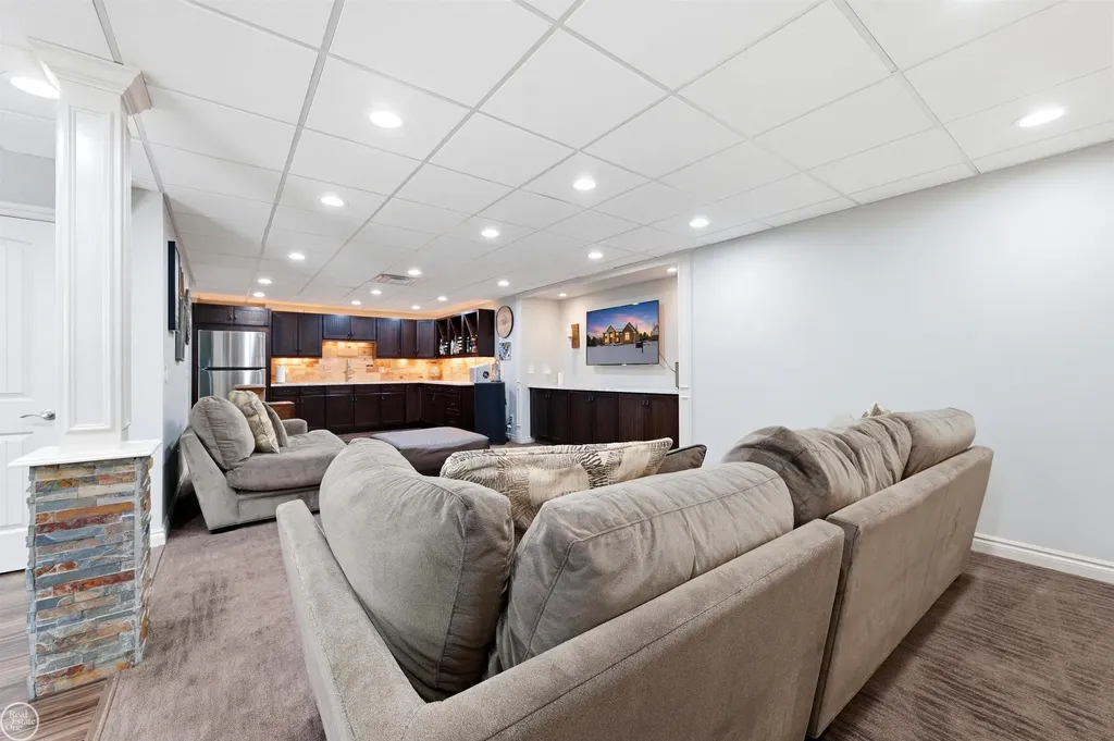 6024 Harbor Court Washington Township MI 48094