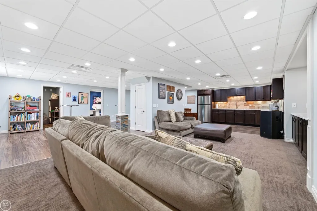 6024 Harbor Court Washington Township MI 48094
