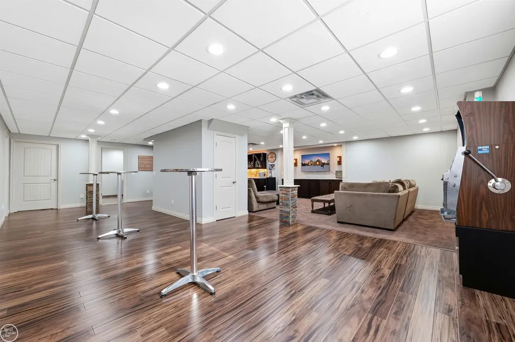 6024 Harbor Court Washington Township MI 48094