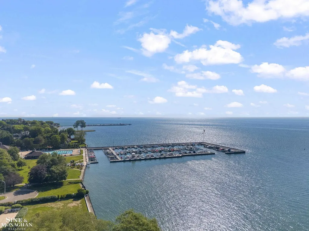 11 Wellington Place Grosse Pointe City MI 48230