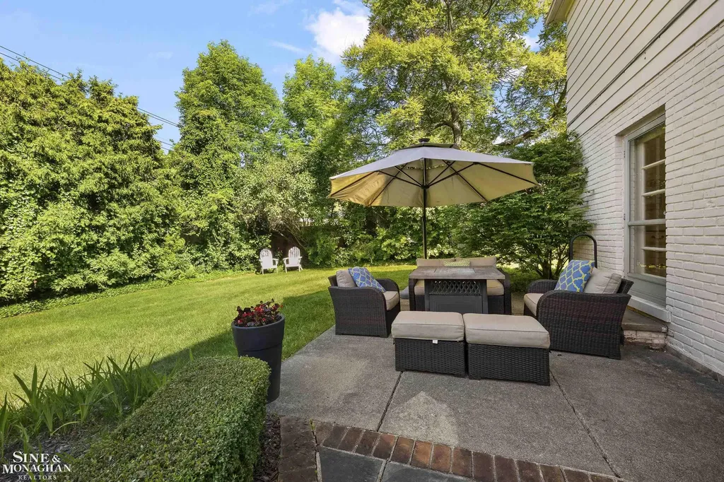 11 Wellington Place Grosse Pointe City MI 48230