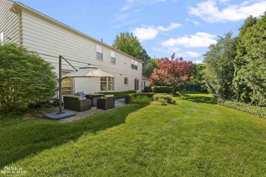 11 Wellington Place Grosse Pointe City MI 48230