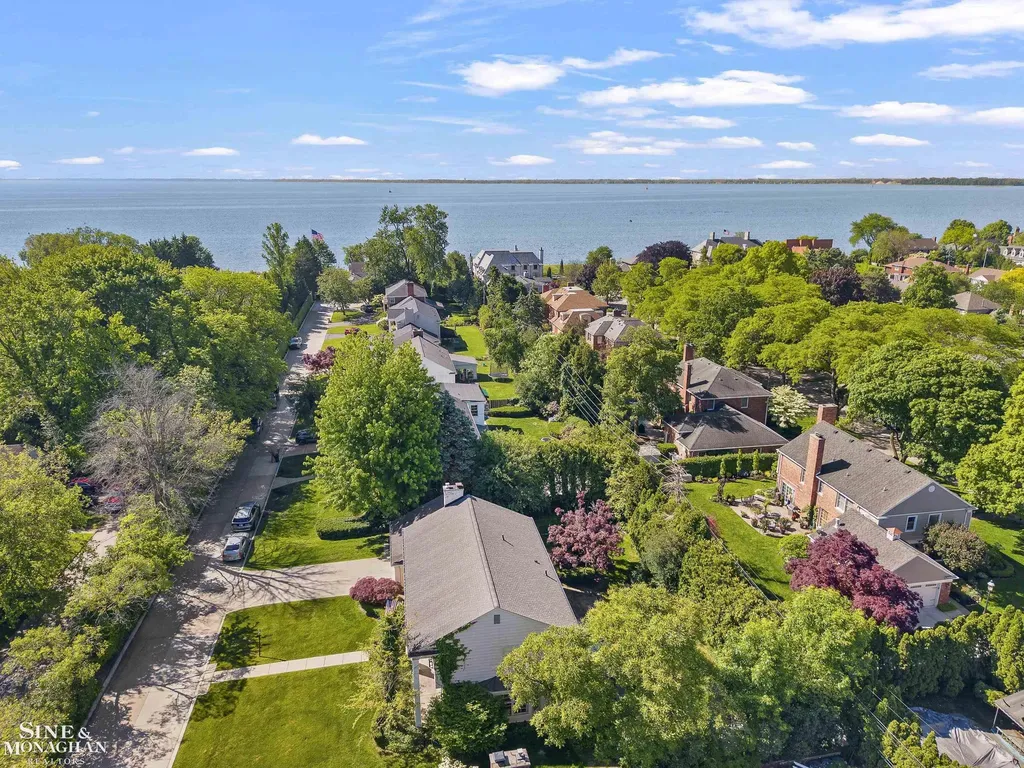 11 Wellington Place Grosse Pointe City MI 48230