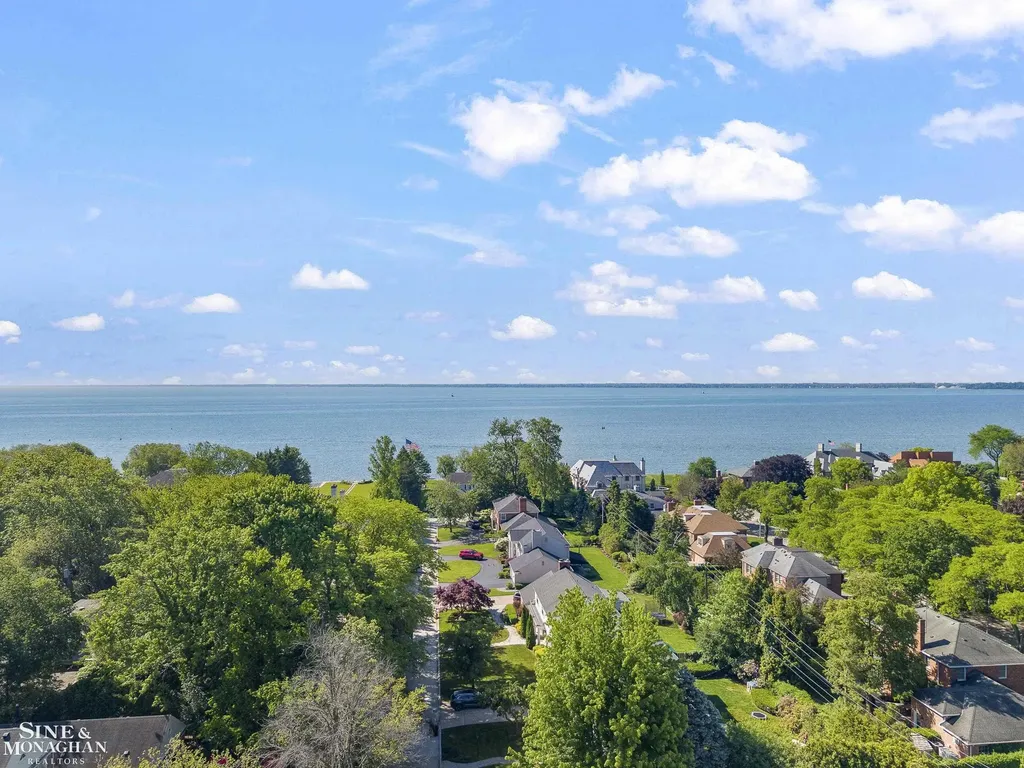 11 Wellington Place Grosse Pointe City MI 48230