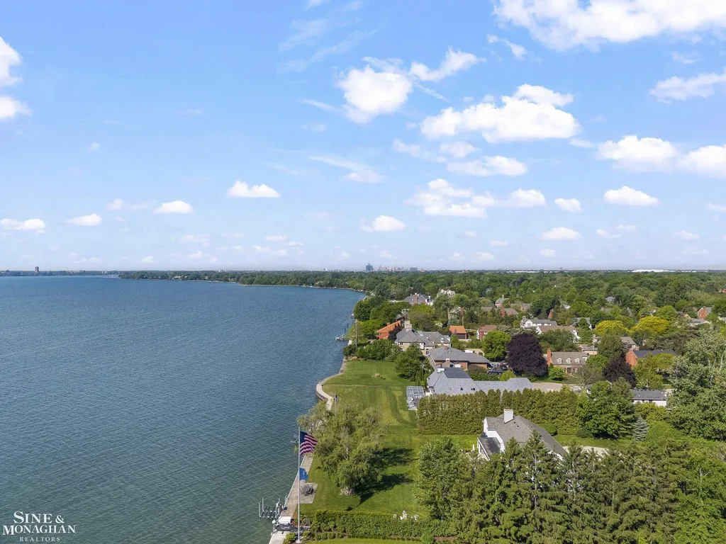 11 Wellington Place Grosse Pointe City MI 48230