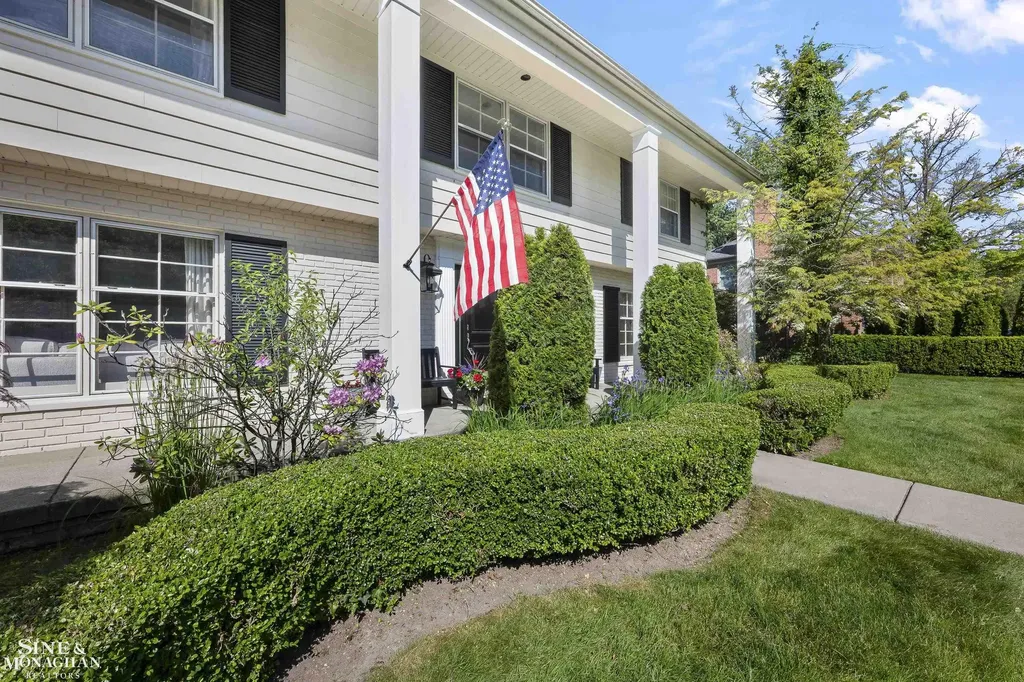 11 Wellington Place Grosse Pointe City MI 48230